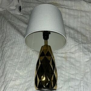 Elegant Gold Diamond Pattern Table Lamp